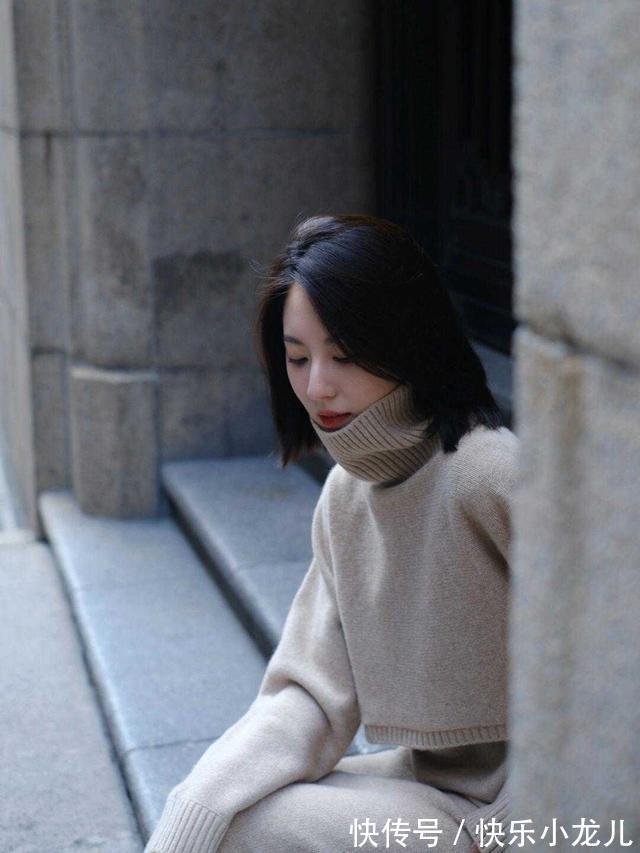 修身 时尚穿搭,内搭以卡其色修身吊带裙为主,很有时尚感