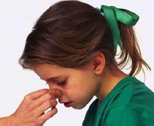 出血量|4岁男孩鼻血不止,送医院被告知“无法抢救”,只因宝妈这一举动