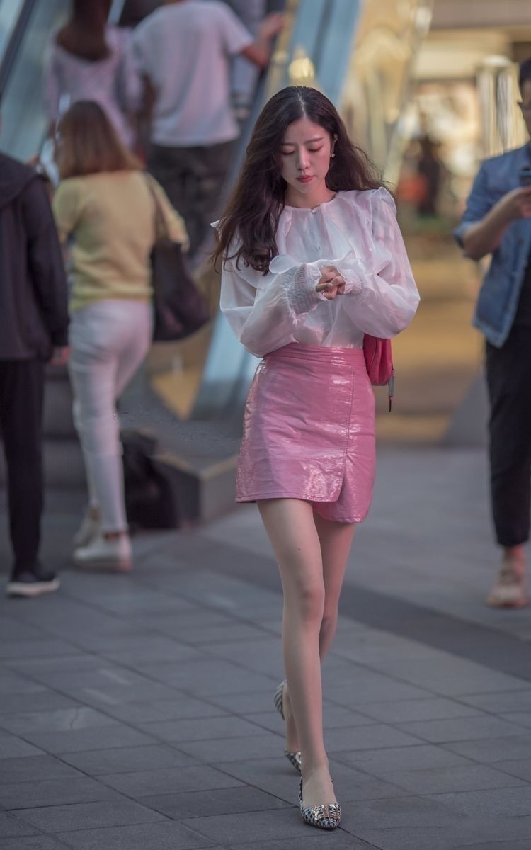 街拍：面带笑容的小姐姐，身穿格子长裙，时尚优雅