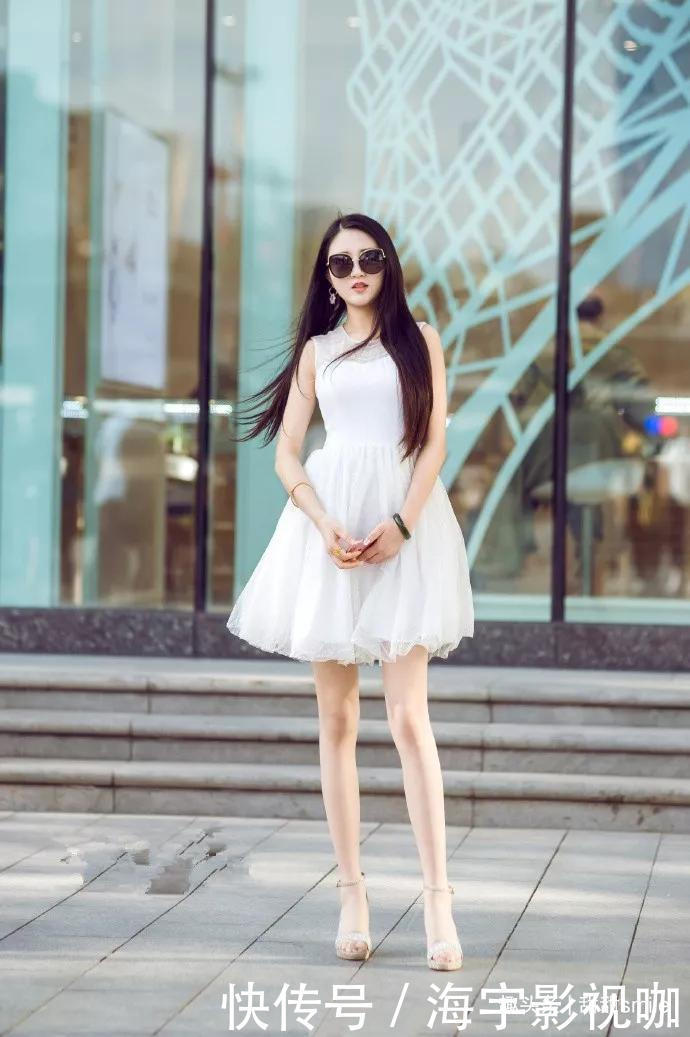 美女脚上一双尖头的高跟鞋,展示出迷人身姿,精致典雅又带着高贵