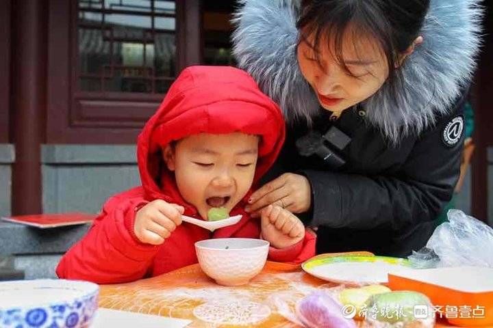 济南市妇联|仪式感满满！济南“最美家庭”趵突泉畔体验包汤圆