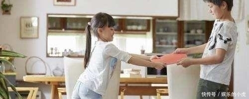 双胞胎|头胎双胞胎女儿,二胎双胞胎儿子,出门姐姐抱弟弟,路人羡慕围观