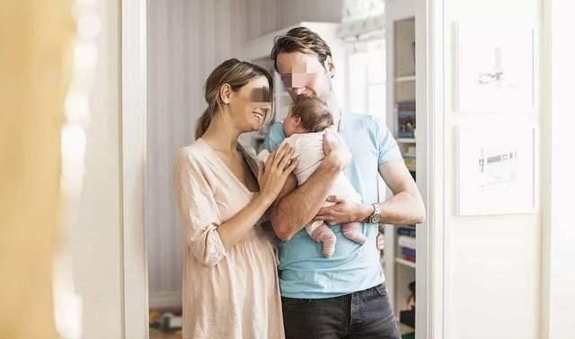 宝宝|为什么婴儿喜欢被抱着走动,大人一坐下就哭?这些原因爸妈要明白