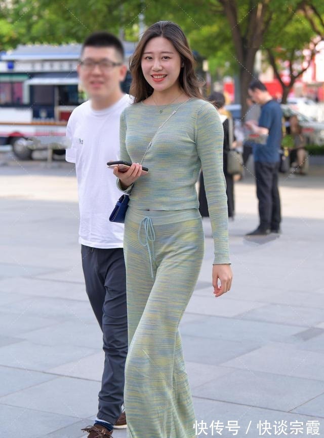 针织 气质女孩的时尚穿搭,入秋一身温柔舒适的针织套装搭配,大方优雅