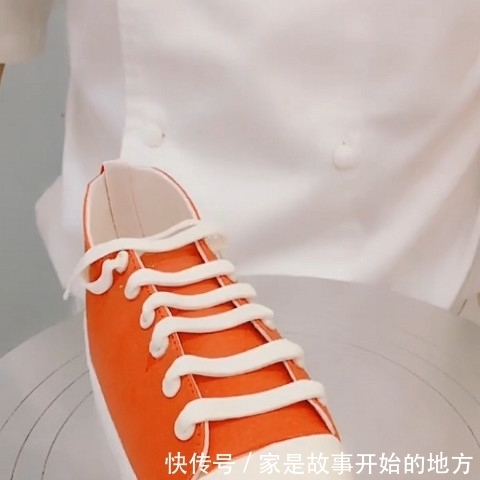 糕点师|糕点师被AJ气疯了，用刀直接切成两半，网友：现在滴血