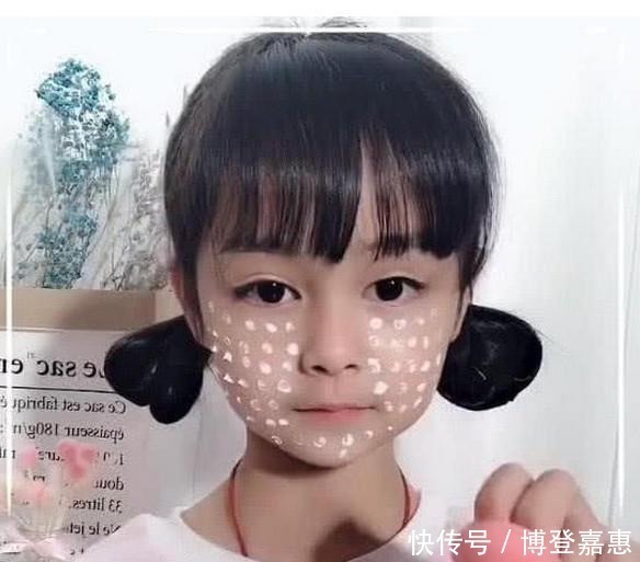 众人|小学生女孩学妈妈化妆，大浓妆却惊到众人，网友：还不如不化！