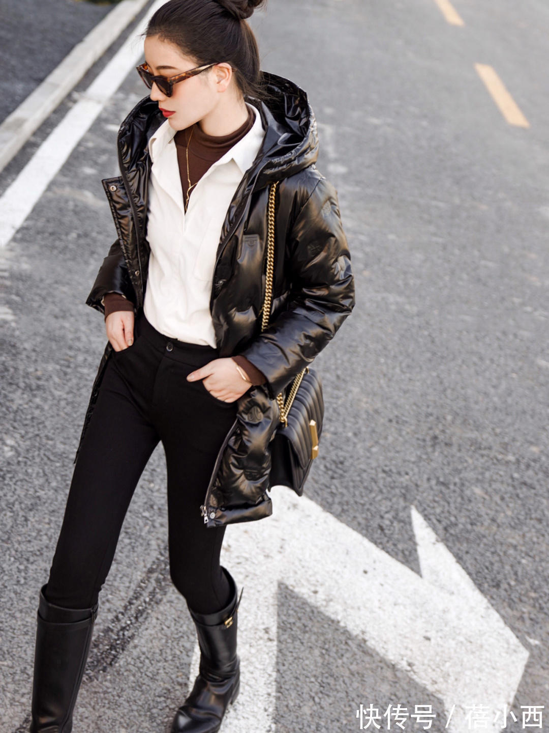 立领处 见过世面的女人,都喜欢“羽绒服”的搭配,这才是真正的优雅