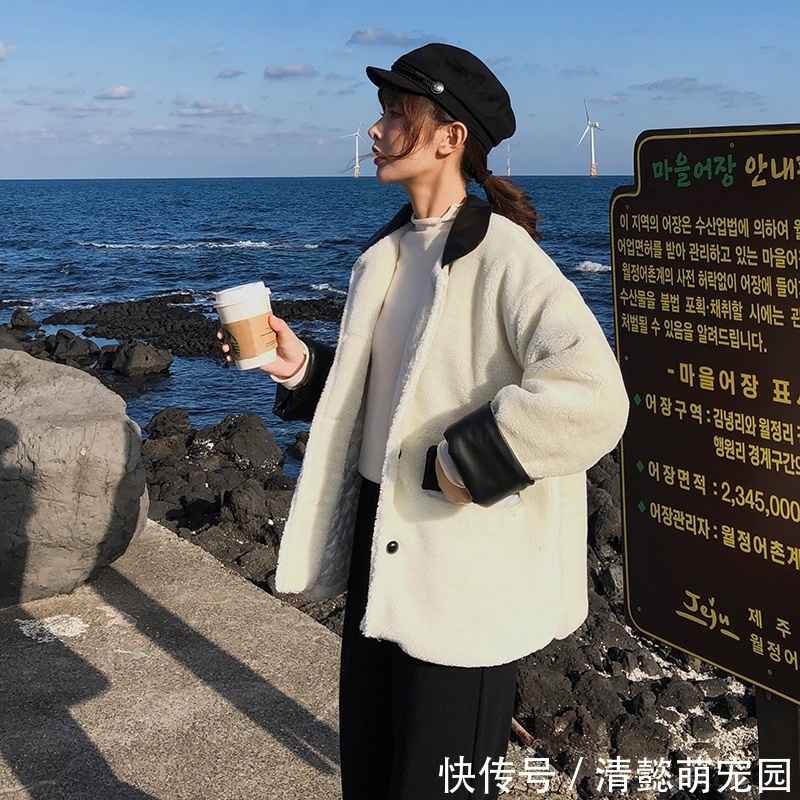 女人味 今年流行这么穿:羊羔毛外套阔腿裤,配短靴,别说,简直美上天