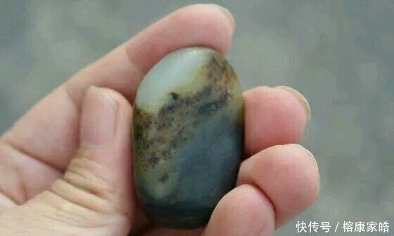 雕工|好好的一块玉石，花了1000块给雕成这鬼样子，悲催！