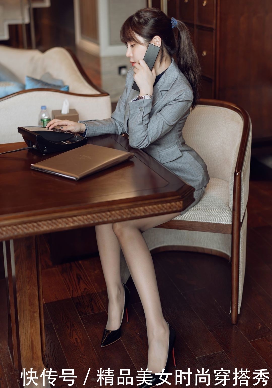 女王|西装+短裙+衬衫+丝袜+高跟鞋,穿出职场女王范,做职场魅力女王