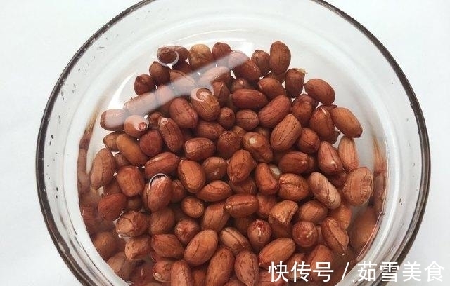 自制花生小零食，用微波炉简单4步搞定，又香又脆