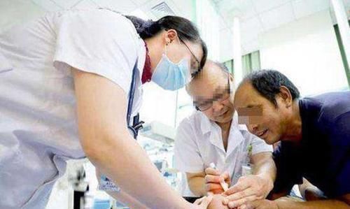 危险物品|3岁男孩将502滴入眼睛,奶奶的一个举动获医生称赞:姜还是老的辣