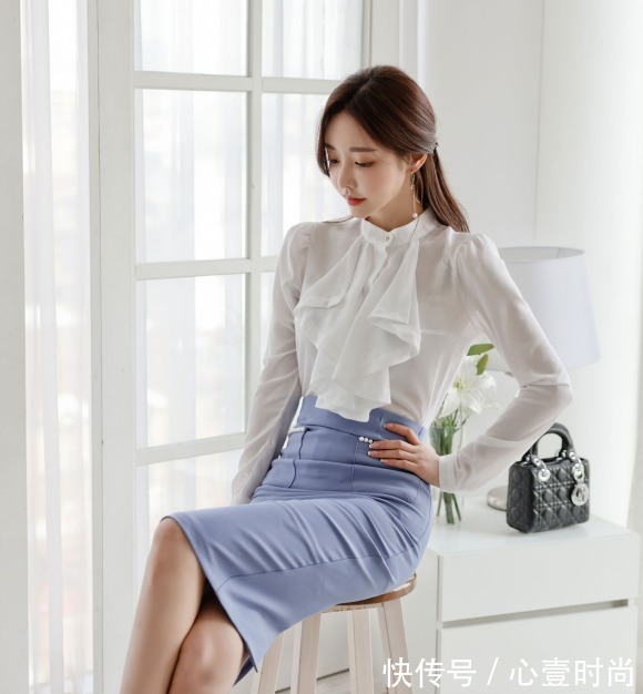 阿拉贡|女神孙允珠的时尚搭配:阿拉贡古堡宫廷靛青雅致衣裙