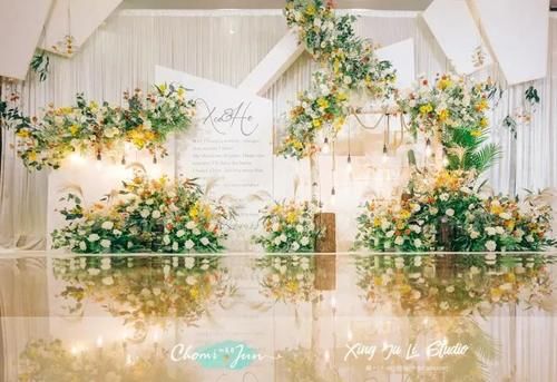 这场清新淡雅的现代简约风婚礼，一如初见你时的般纯粹自然