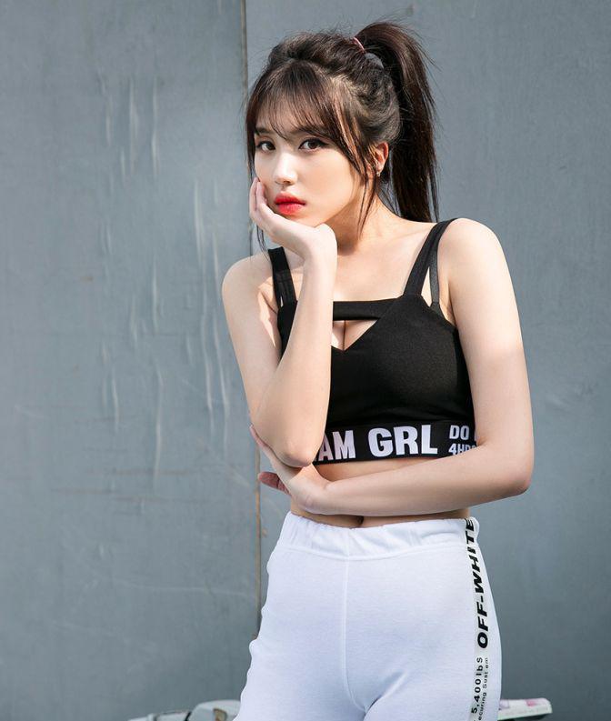 性感|街拍：性感时尚的紧身打底裤美女，，完美衬托出优美的线条！