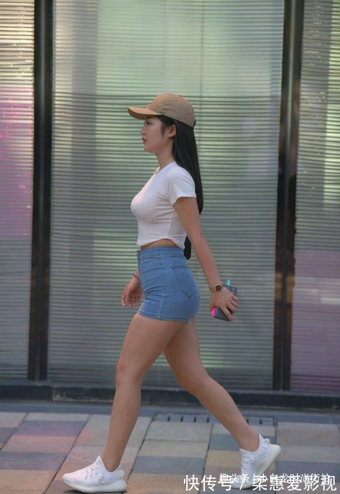 小白鞋 白色小圆领T恤,搭配浅蓝色牛仔短裤,微胖小姐姐也能穿出好身材