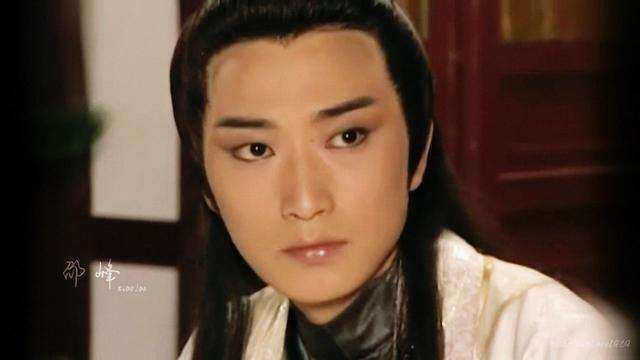 记得以前他还扮演过失明的角色,比如《天剑群侠》这部剧里,他就成为了