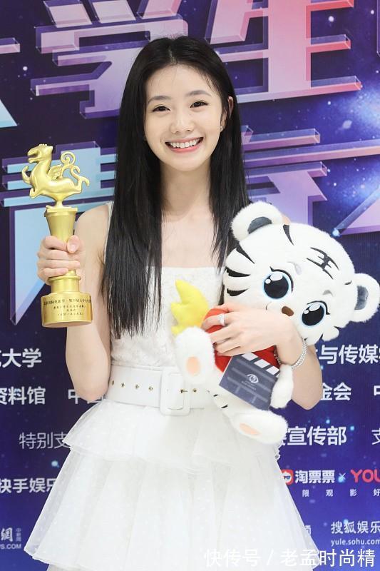 裙摆|刘浩存连生图都这么美,穿纱裙又嫩又甜,漏齿笑更俏皮