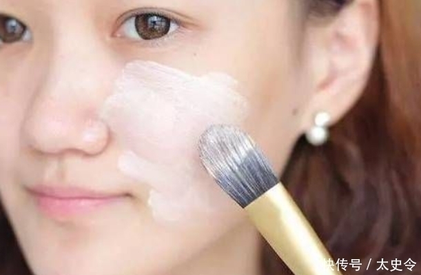 皮肤|美妆师提醒：女人涂粉底时，牢记这“三点”，不然皮肤显老又暗沉
