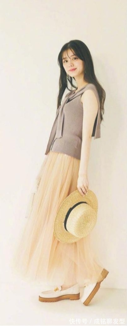 上半身|百穿都不腻的“半身裙”,百搭减龄又洋气,日常搭配必备时尚单品
