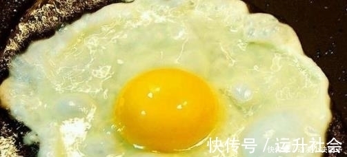 难吃|煎荷包蛋时,用冷油还是热油下锅?10人做8人错,难怪粘锅又难吃