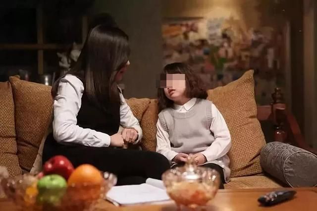 父母|女孩就应该听话懂事？8岁女儿在学校被欺负，宝妈：后悔教她乖巧