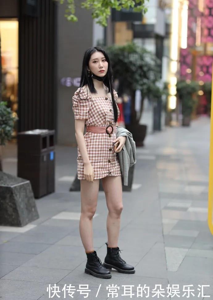 女生|格子款方领连衣裙,搭配精致小短靴,穿出温婉迷人的淑女范