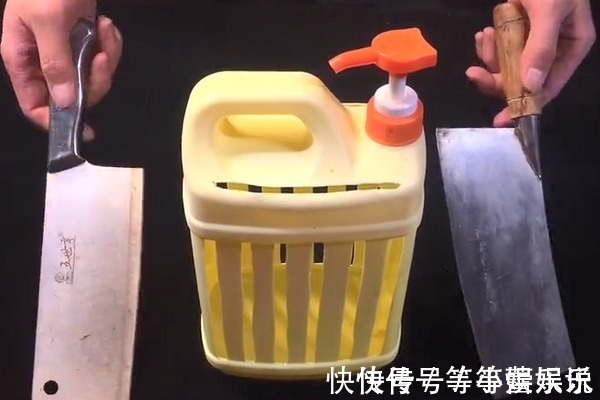 洗洁精瓶子扔掉等于“扔钱”，剪几刀放在厨房里，全家人都抢着用