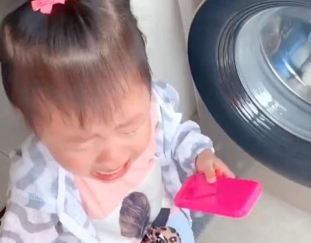 被子|宝宝发现被子被洗了,气得直跺脚,无奈之下的决定把奶奶萌到了!