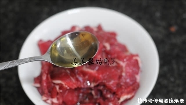 炒牛肉时，加料酒是大错特错加点“它”，鲜嫩水灵，还不粘锅