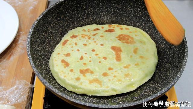 韭菜煎饼这做法就是好,香嫩可口,我隔三差五都给家人做着吃