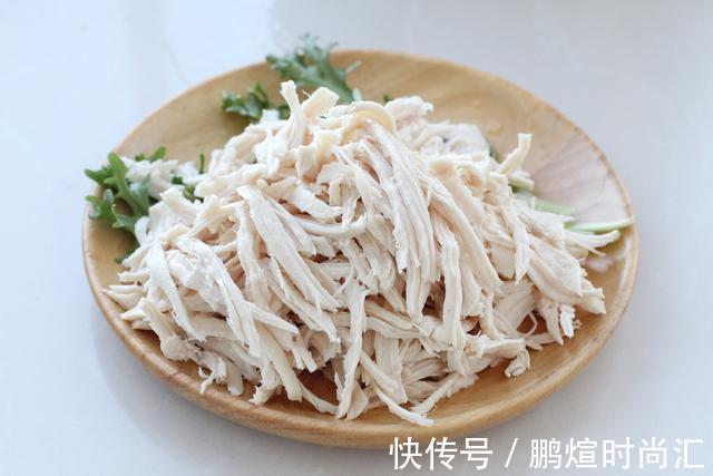 辛墨墨|鸡胸肉拌着吃,爽口开胃清香无比,高蛋白低脂肪减肥期也毫无负担