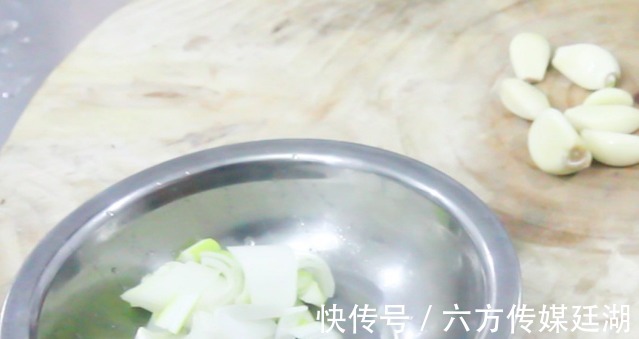 汤水|解锁经典川菜水煮肉片家常做法，肉片香辣软嫩，开胃又下饭