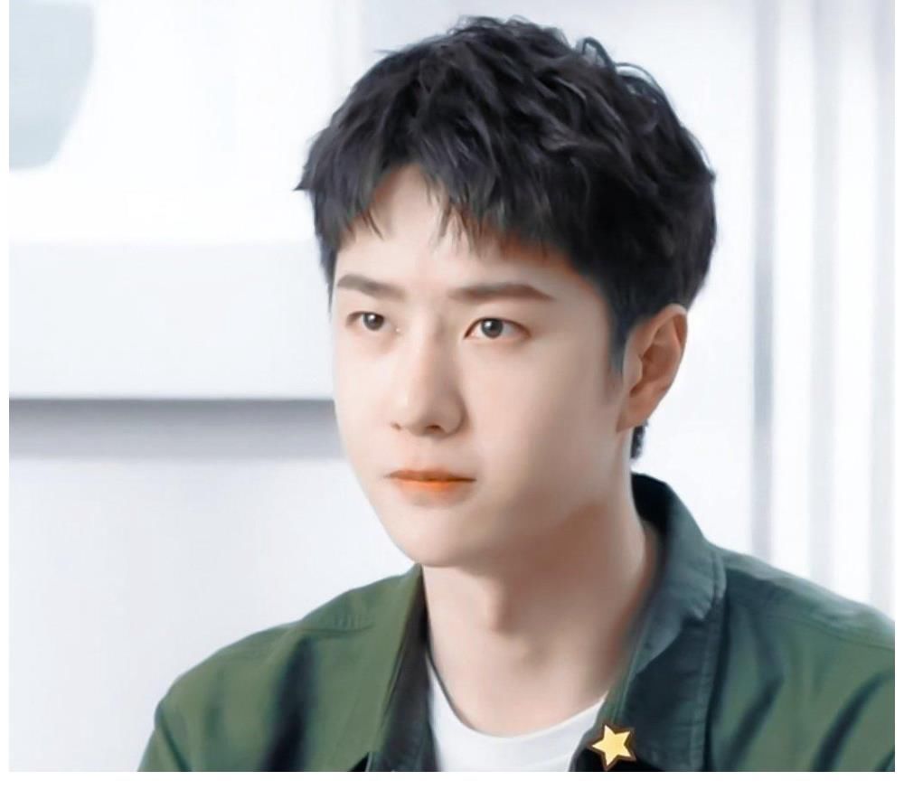 王一博与自家粉丝，双向奔赴的爱，豹晚有笑有泪好感动！