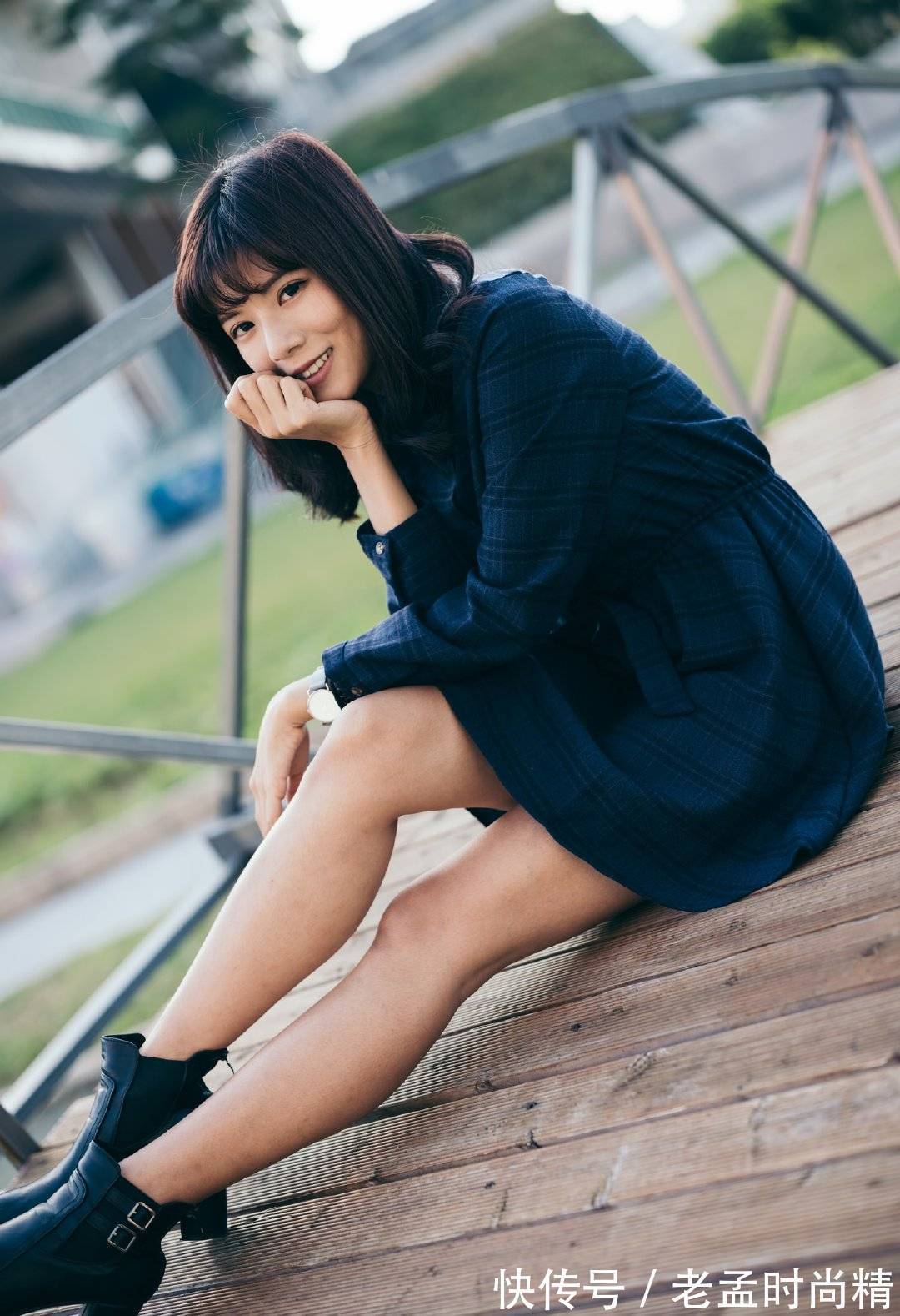 高跟短靴 深色的格子裙具有干练的气质,搭配黑色高跟短靴,凸显高挑身材