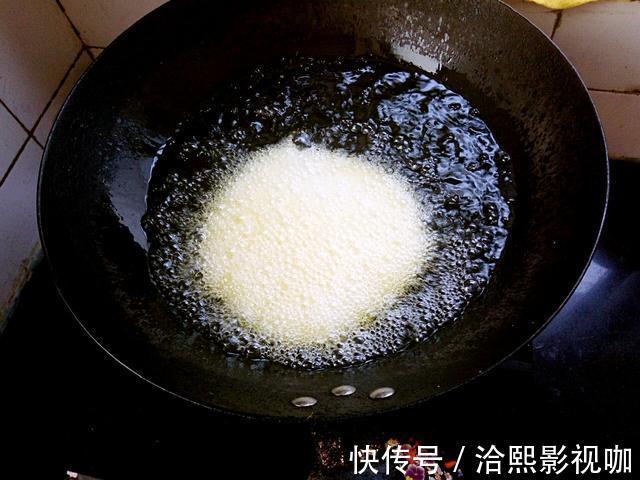 超快手的早餐油炸饼，开水一烫，空心鼓泡，外脆内软比油条还好吃