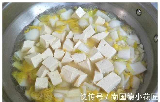 豆腐|白菜炖豆腐,万不可把豆腐和白菜的顺序放错,否则味道不香汤不白
