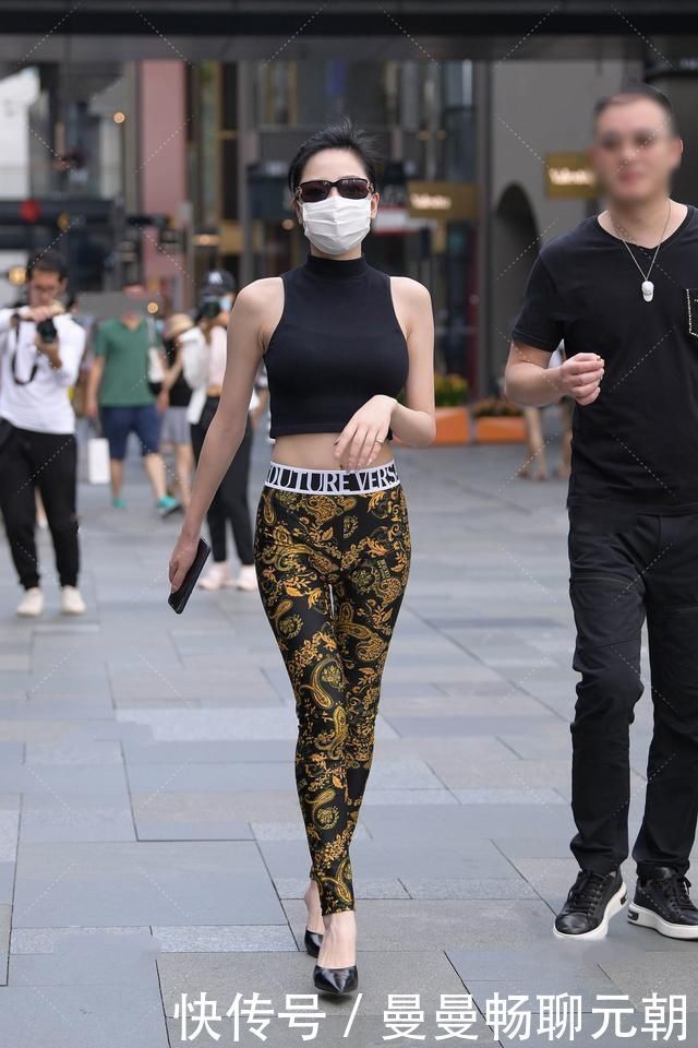 阿姨黑色半高领上衣搭配花纹修身裤,设计精美,尽显时髦气息