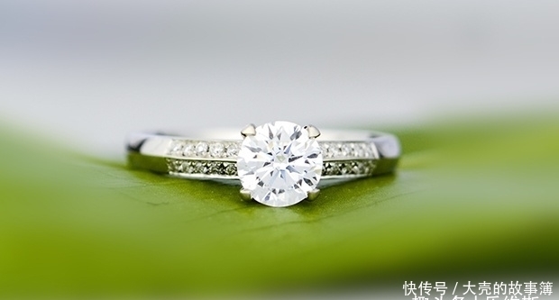 铂金和18K金哪个更有优势?婚戒选哪种材质美观大气?