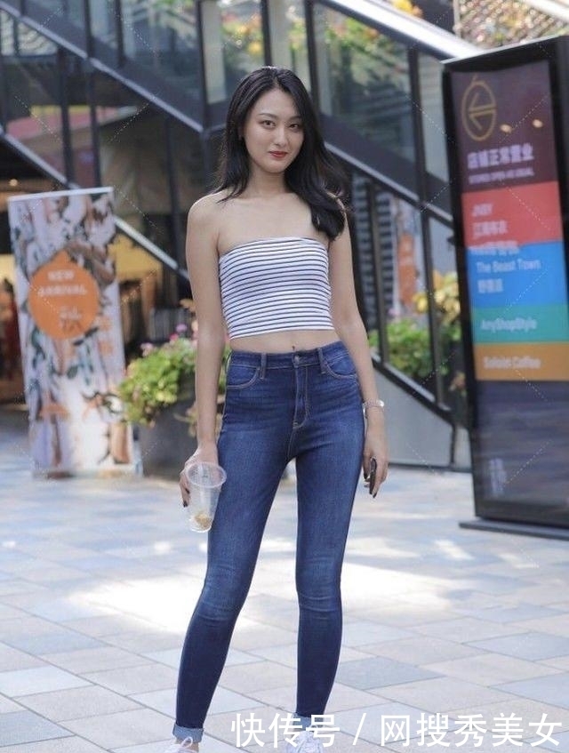 街拍蓝白条纹上衣配高腰牛仔裤,时尚精致,充满活力