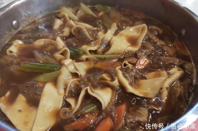 河南信阳,万达广场五楼的鲍汁焖锅还不错哟,吃货们可以去尝尝噢