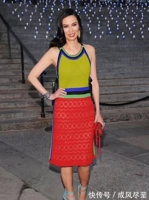 穿法 邓文迪这次穿搭太成功,浅粉大衣内搭碎花裙,显白显瘦哪像52岁