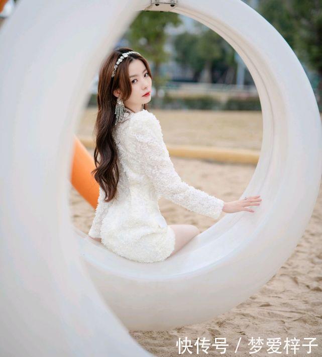 女生|陈卓璇好甜美,身穿白色连衣短裙配卷发造型,气质清新又不失俏皮