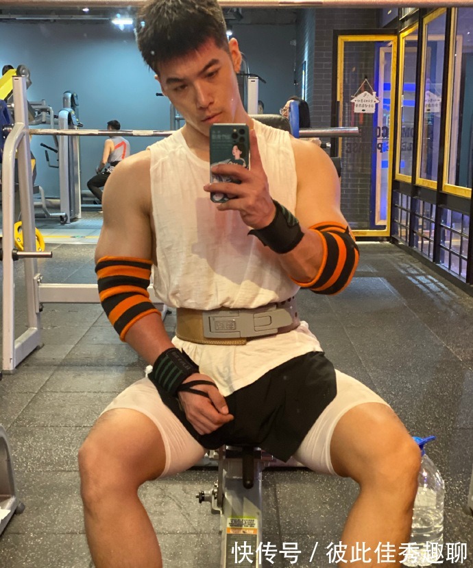 健身|爱健身的90后,胸肌发达麒麟臂健壮,在健身房常丢衣服!