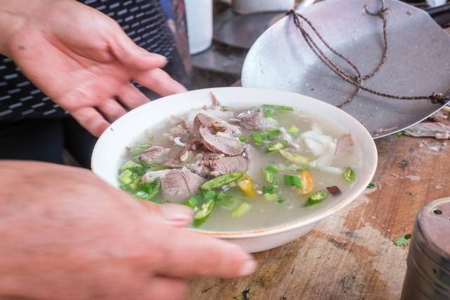 夫妻俩|夫妻俩大集上卖羊肉汤,20元一碗,老乡们每天吃掉8只羊