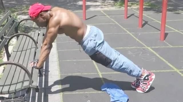 法则|俯卧撑增加胸部刺激,黑人小伙演示如何练大胸肌?循环训练法则!