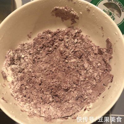 今天我吃光5碗饭的秘诀是浪漫红丝绒草莓蛋糕...