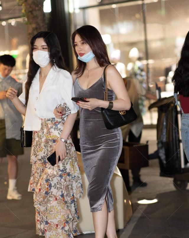 闺蜜出行，感受夜晚的清凉，时尚的魅力