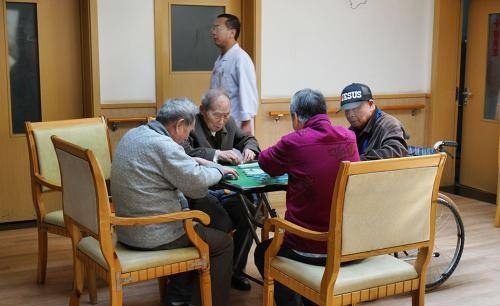 养老院老人40 抑郁11 想自杀 孝顺若是养活 与养犬马有区别吗 快资讯