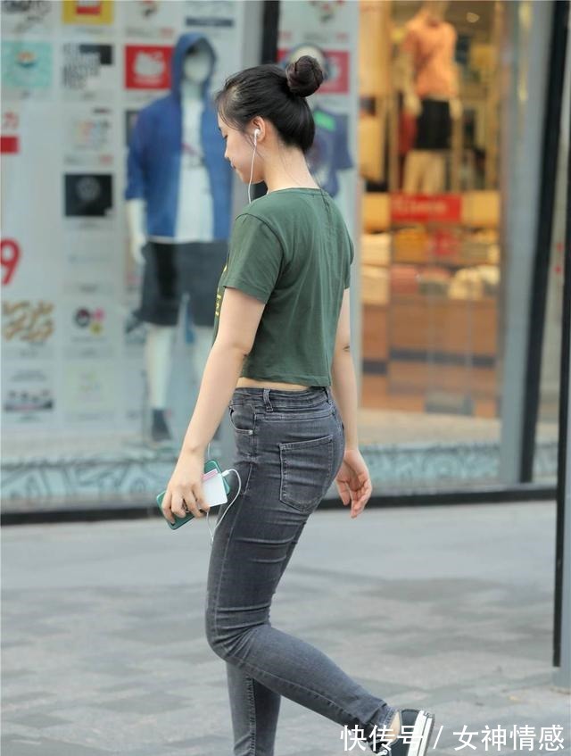 帆布鞋 紧身牛仔裤衬托身材,搭配出简约风格才会更好看!
